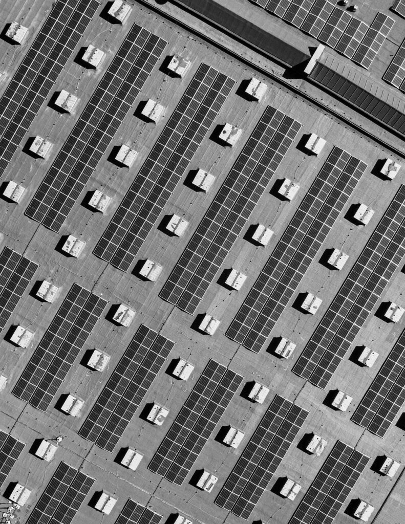 solac-installateur-auf-dem-dach Installateur von Solac montiert Solarmodule auf einem Dach in der Schweiz. solarmodule, solarenergie, grüne energie, energie, dach, strom, photovoltaik, luftaufnahme, schwarz und weiß, solarmodule, solarmodule, solarpanele, solarpanele, solarenergie, solarenergie, solarenergie, grüne energie, grüne energie, energie, photovoltaik, photovoltaik, photovoltaik, photovoltaik